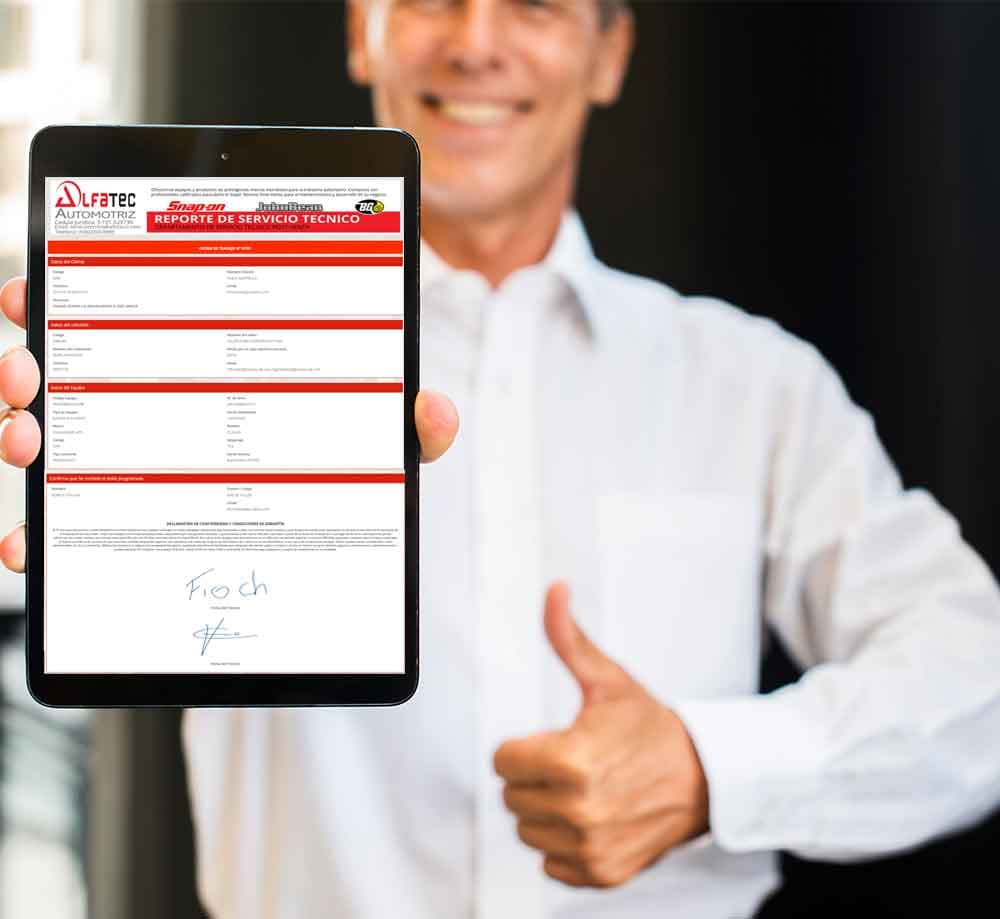 Técnico de Alfatec mostrando un reporte digital de servicio técnico generado con la plataforma ATServices