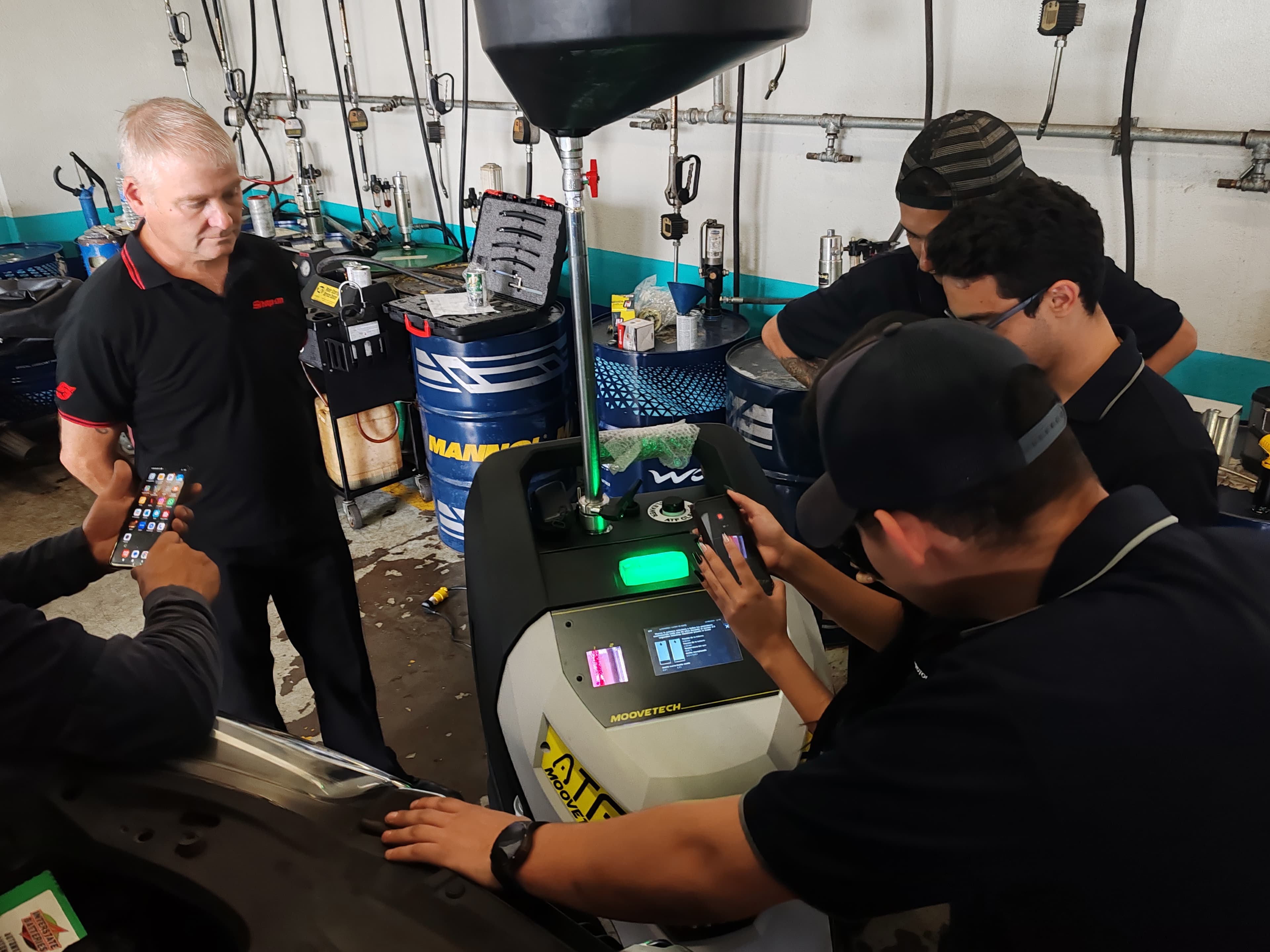 Taller moderno con servicios de aire acondicionado y transmisión automática