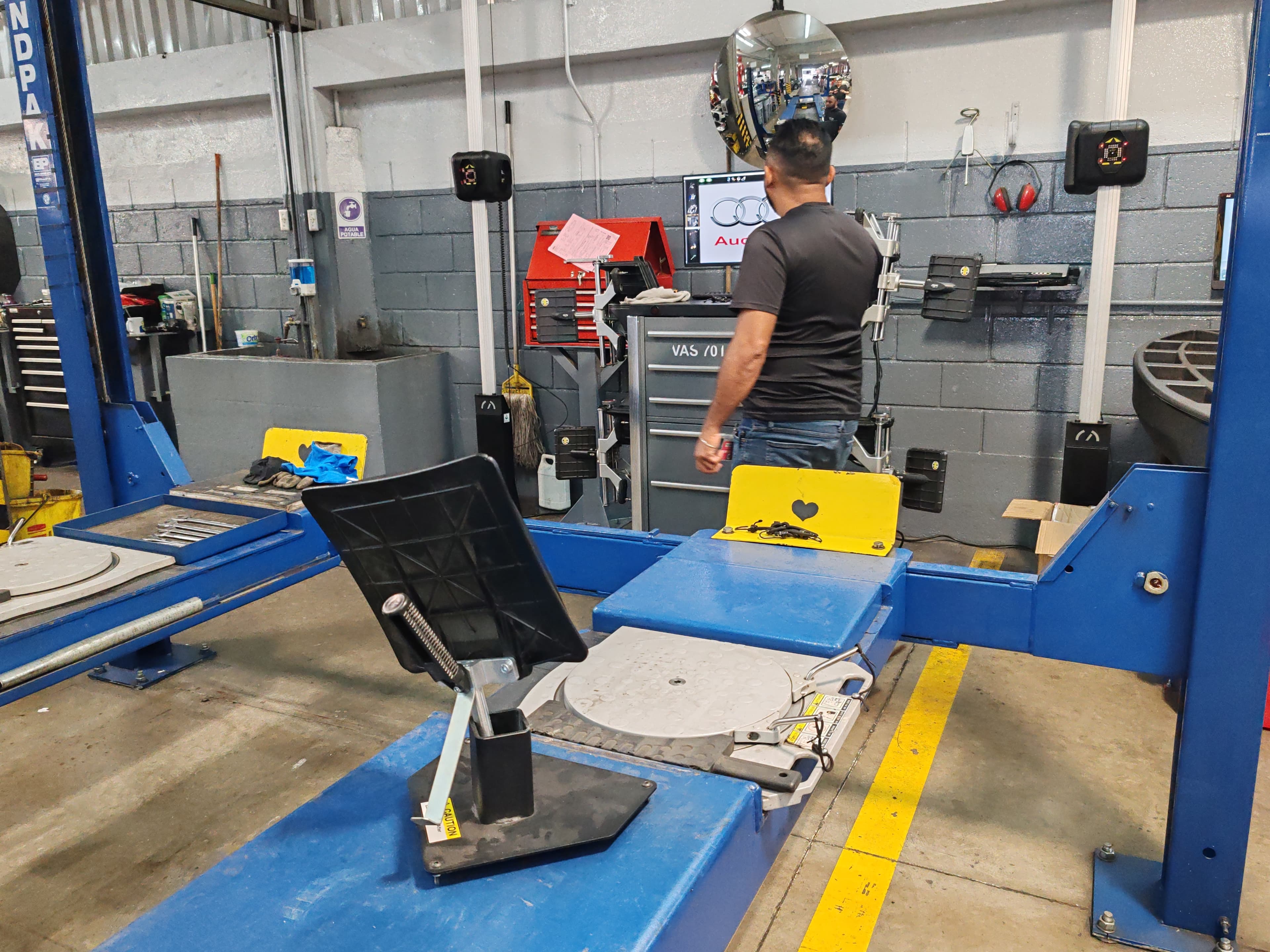 Técnico especializado realizando mantenimiento a equipo de taller automotriz